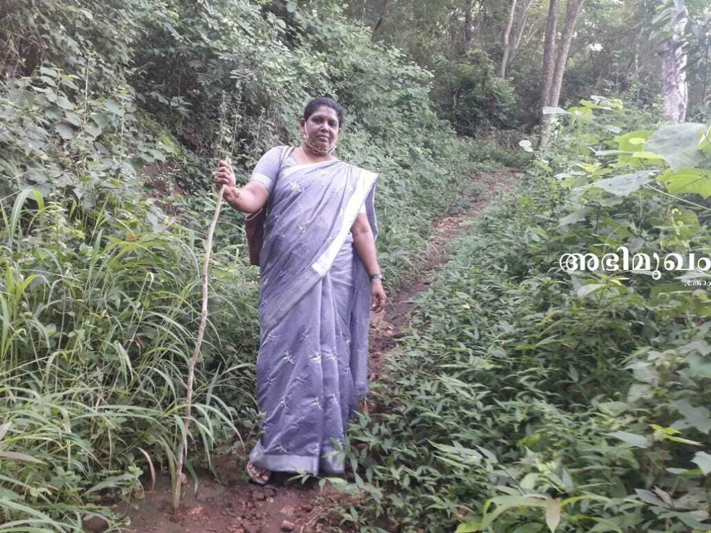 ഉഷാകുമാരി ടീച്ചര്‍, ഏക അധ്യാപക വിദ്യാലയം, കുന്നത്തുമല
