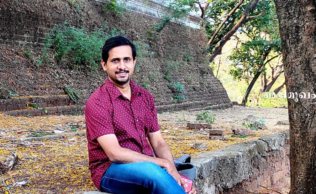 മുഖചിത്രം ഡിസൈനറുടെ വായനാബോദ്ധ്യം: ആടുജീവിതം കവര് ഡിസൈനര് രാജേഷ് ചാലോട് സംസാരിക്കുന്നു, aadujeevitham, aadujivitham, adujivitham, benyamin, aadujivitham najeeb, aadujeevitham rajesh chelode, interview, abhimukham