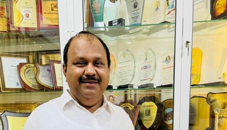 ഗള്ഫില് വച്ച് മരിക്കുന്നവരുടെ മൃതദേഹം സ്വദേശത്ത് എത്തിക്കാന് രാവും പകലും ഇല്ലാതെ പ്രവര്ത്തിക്കുന്നയാളാണ് അഷ്റഫ് താമരശ്ശേരി. ഒരു രൂപ പോലും പ്രതിഫലം പറ്റാതെയാണ് അദ്ദേഹം ഇതു ചെയ്യുന്നതെന്ന് അറിയുമ്പോഴാണ് അദ്ദേഹത്തിലെ മനുഷ്യസ്നേഹിയെ നമ്മള് തിരിച്ചറിയുന്നത്. കഴിഞ്ഞ ദിവസം ഷാര്ജ അന്താരാഷ്ട്ര പുസ്തകോത്സവത്തില് അദ്ദേഹത്തിന്റെ ആത്മകഥ പുറത്തിറങ്ങി-ഒടുവിലത്തെ കൂട്ട്. , ashraf tharamassery, oduvilathe koottu, prajesh sen, lipi publications, abhimukham, ashraf tharamassery interview, ashraf tharamassery abhimukham, abhimukham.com