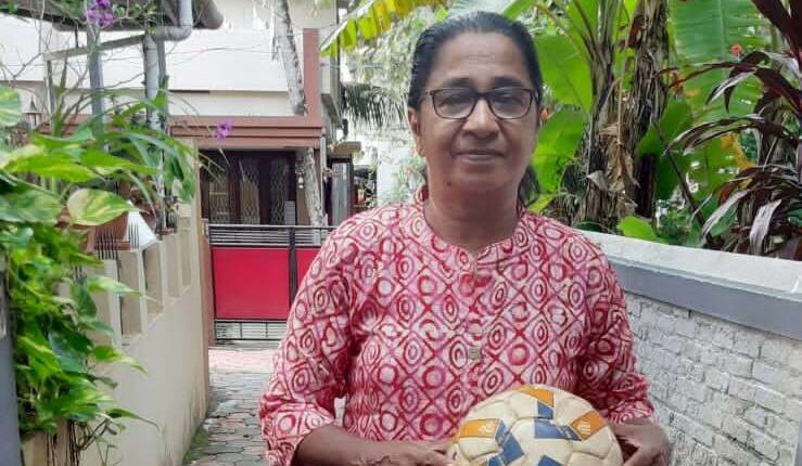 ബൂട്ട് വാങ്ങാൻ ത്രാണിയില്ലാതിരുന്ന കാലത്ത് ചരിത്രത്തിന്റെ ഗോള്‍വല കുലുക്കിയ പെൺ കരുത്ത് kerala story, kerala football story