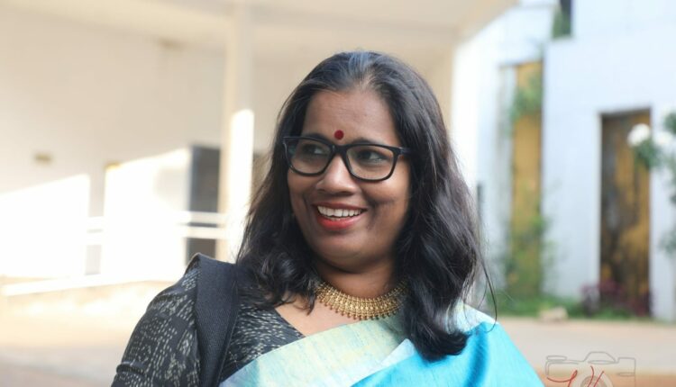 സംഗീതജ്ഞയുടെ രാഷ്ട്രീയത്തില് സംഗീതം നിരപരാധി: പുഷ്പവതി പൊയ്പാടത്ത്, സംഗീതജ്ഞയുടെ രാഷ്ട്രീയത്തില് സംഗീതം നിരപരാധി: പുഷ്പാവതി interview pushpavathy poyapadathu, celebrity interviews, abhimukham
